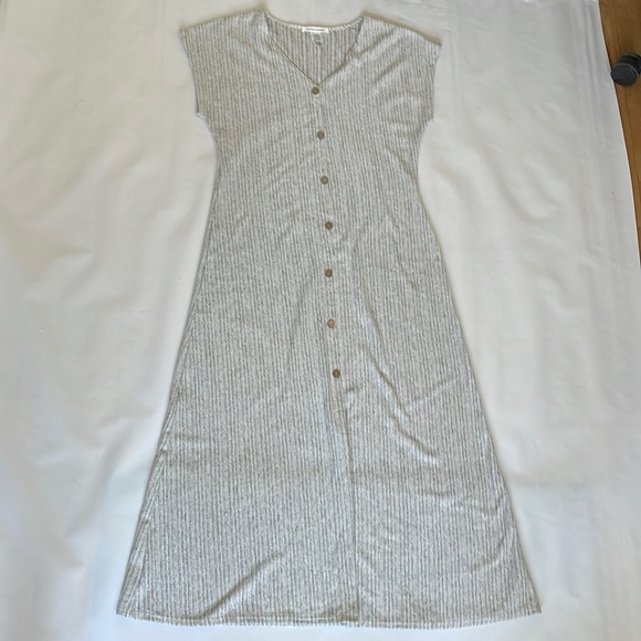 NWOT Caution to the wind maxi dress with thin stripes and buttons size large - Picture 3 of 7